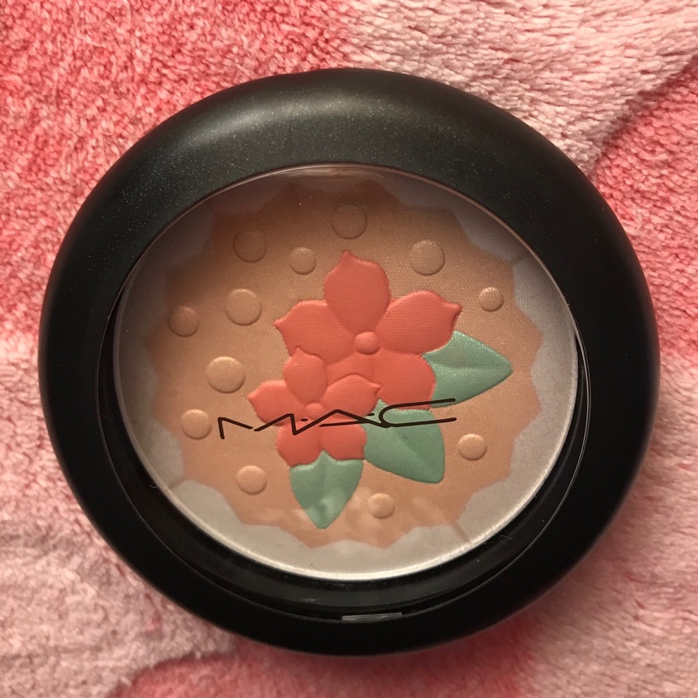 MAC cosmetics In For A Treat pearlmatte powder